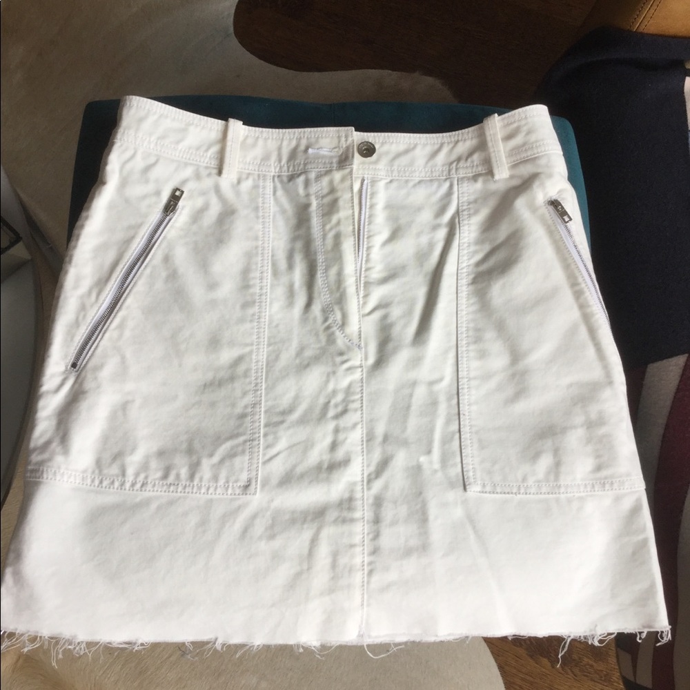 White skirt with zip pockets